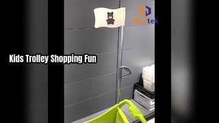 Un chariot pour enfants en plastique pour les achats au supermarché avec un design coloré